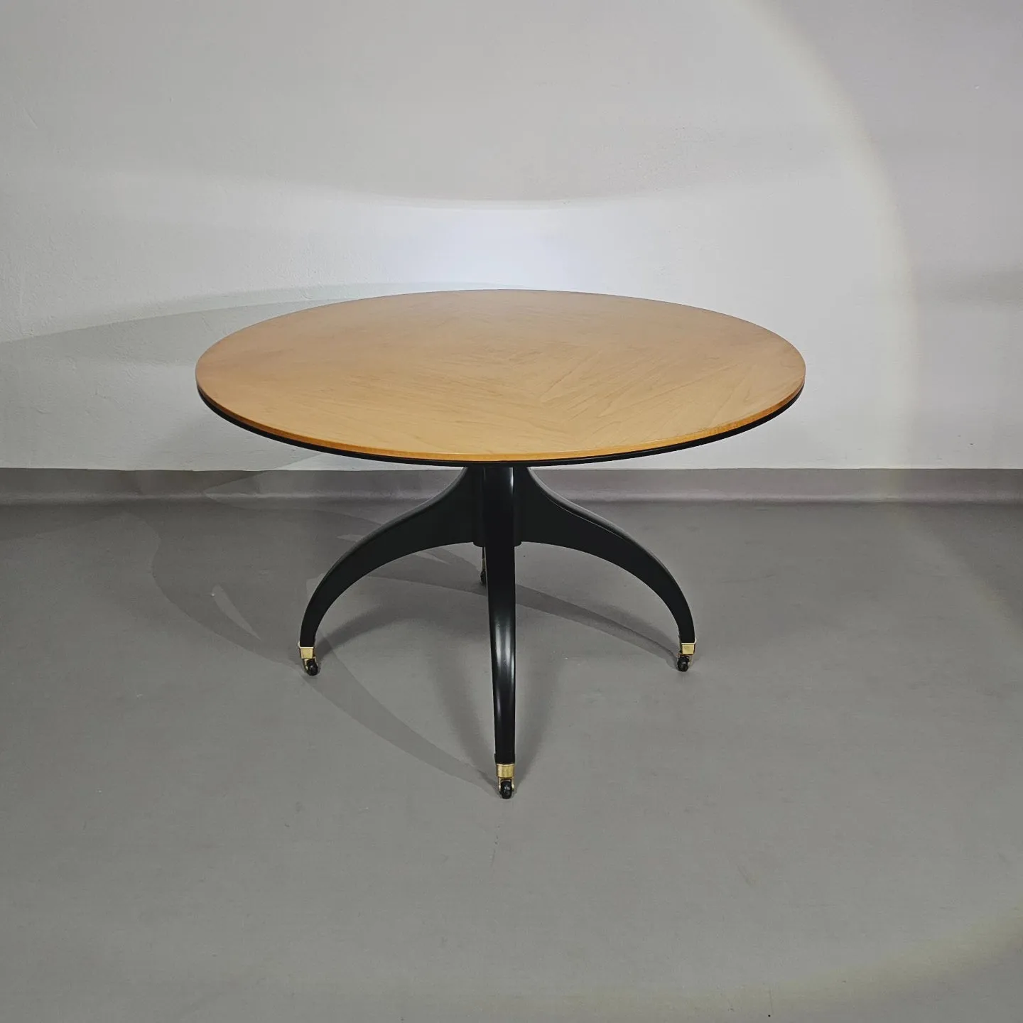 Circular table signed Giorgetti from the 80s