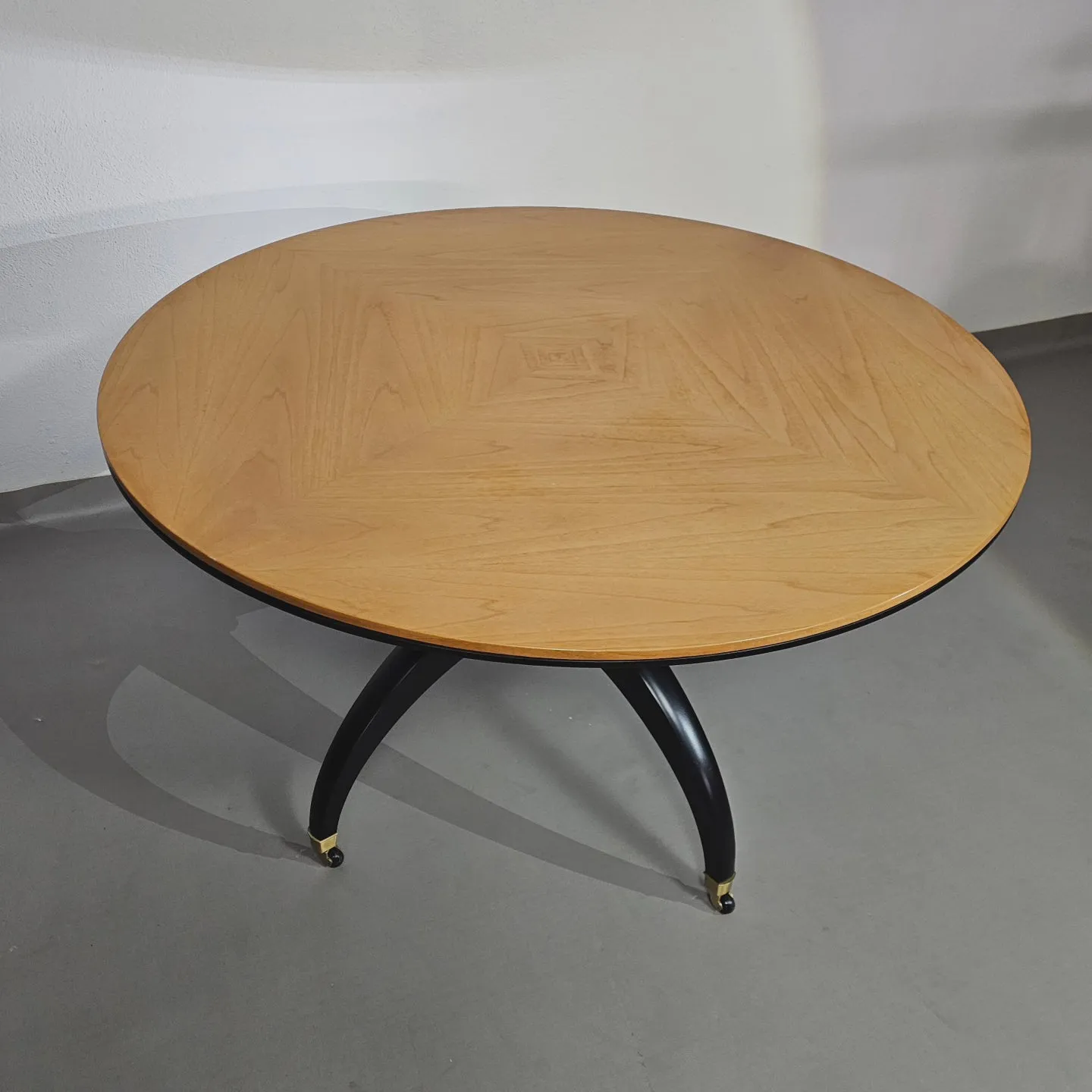 Circular table signed Giorgetti from the 80s