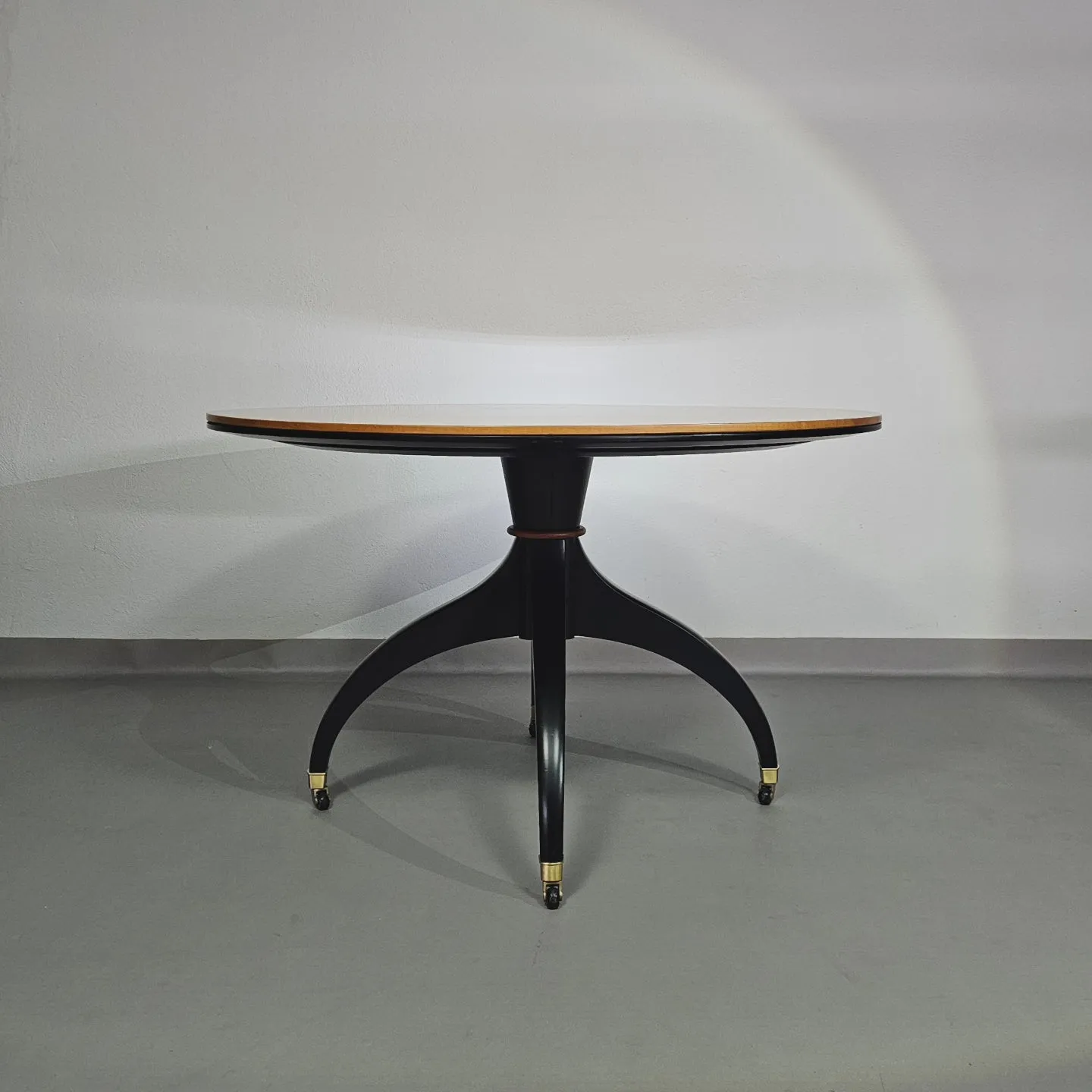 Circular table signed Giorgetti from the 80s