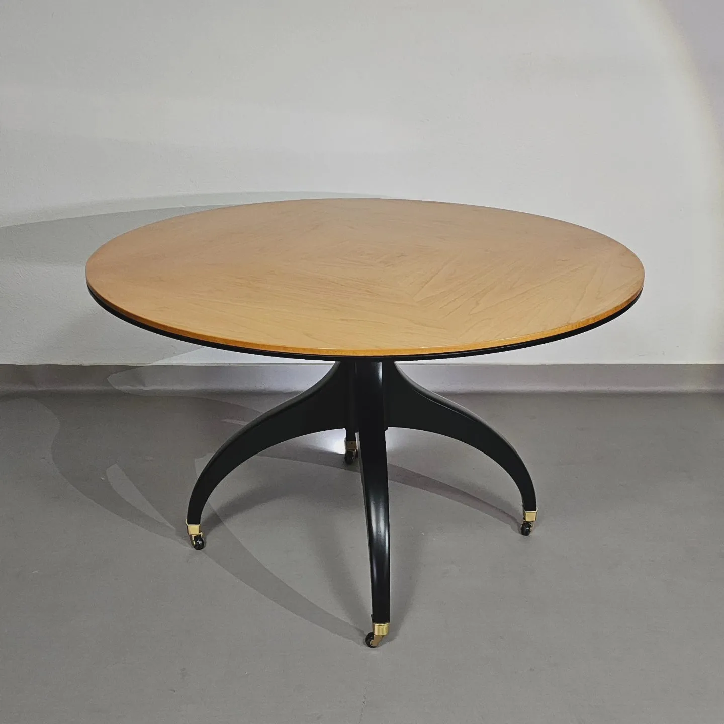 Circular table signed Giorgetti from the 80s