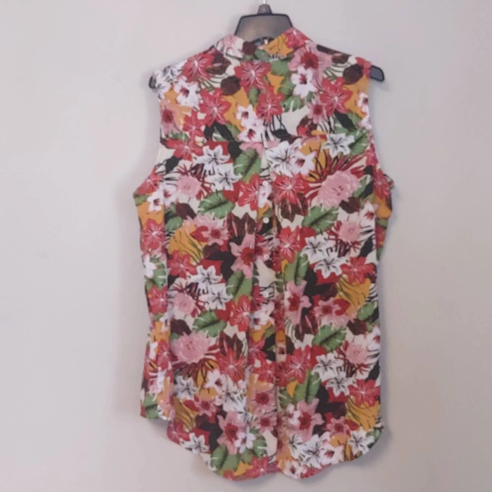 Sag Harbor Button Back Detail Floral Blouse